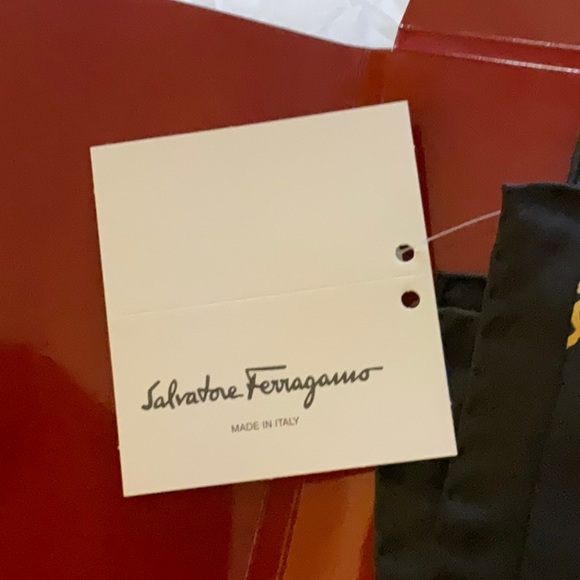 NEW SALVATORE FERRAGAMO silk scarf black with jungle pattern 16.5” square - Picture 4 of 7